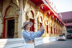 Reisender asiatisch Frau Reisen und Gehen im Bangkok Chiang Mai Tempel, Thailand, Backpacker weiblich Gefühl glücklich Ausgaben entspannen Zeit im Urlaub Ausflug foto