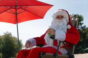 Santa claus auf das Strand. Weihnachten im das Tropen foto