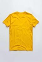 ai generiert Gelb Farbe T-Shirt Lügen auf ein Weiß Hintergrund foto