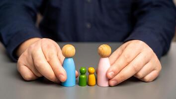 erstellen ein Familie zum Waisen. Familie Wiedervereinigung. traditionell Werte. Wiedervereinigung Kinder mit biologisch Verwandte. Erfahrung Liebe und Sicherheit. foto