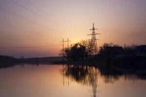 Sonnenuntergang Landschaft. Teich beim Sonnenuntergang Zeit. Abend Farbe von Himmel. foto