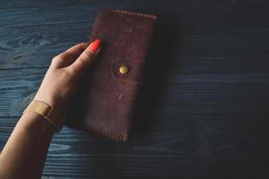 Jahrgang Brieftasche im schön weiblich Hand. Brieftasche mit Geld im Hand von erfolgreich Frau. foto