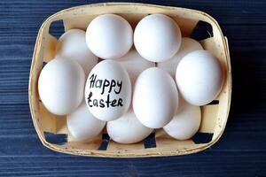 Eier im ein Korb auf das hölzern Jahrgang Tisch. glücklich Ostern Tag. Ostern Hintergrund. foto