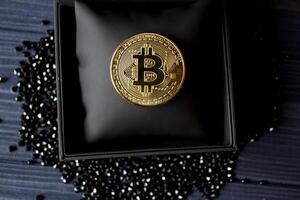 golden Bitcoin im ein schwarz Kasten. Gold Münze von Kryptowährung. foto
