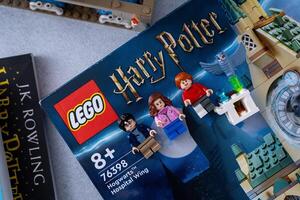 Lego Konstrukteur Box basierend auf das Harry Töpfer Bücher durch jk Rowling. Schloss und Minimen. Spiel einstellen zum Kinder und Fans. Ukraine, kyiv - - Januar 17, 2024. foto