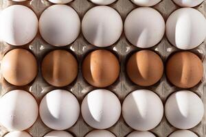 Ei Hintergrund. Weiß und braun Eier im ein Tablett. Protein Lebensmittel. Öko organisch. foto