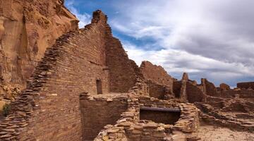 alt Häuser und Straßen im Saudi Arabien und wunderbar Monumente im Saudi Arabien foto