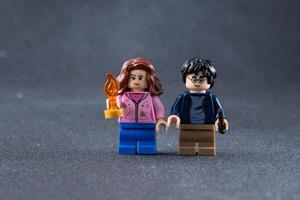 Lego Harry Töpfer und hermine Minifiguren. Kinder- Designer Spielzeug gemacht von Ziegel und Plastik Teile. Ukraine, kyiv - - Januar 17, 2024 foto