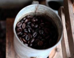 Kaffee Bohnen im Jahrgang und retro Zink können dekoriert im Cafe foto