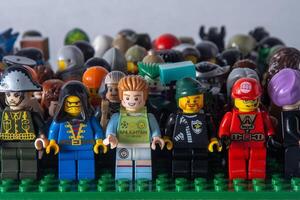 Lego Mini zahlen einstellen von anders. Spiel Spielzeug Mann. Kinder- Spiel Konstrukteur Ziegel. Menge von Freunde. Ukraine, kyiv - - Januar 17, 2024. foto