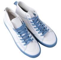 Weiß Turnschuhe mit Blau Schnürsenkel. Sport beiläufig Schuhe isoliert auf Weiß Hintergrund. foto