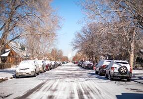 Schnee bedeckt Gasse und Bewohner Bereich beim das Denver Innenstadt Stadt im das Winter Jahreszeit und Winter Schnee Sturm. foto