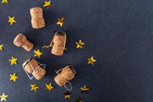 Champagner Korken und Metall Gittergewebe. dunkel Wein Hintergrund foto