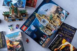 Lego Konstrukteur Box basierend auf das Harry Töpfer Bücher durch jk Rowling. Schloss und Minimen. Spiel einstellen zum Kinder und Fans. Ukraine, kyiv - - Januar 17, 2024. foto