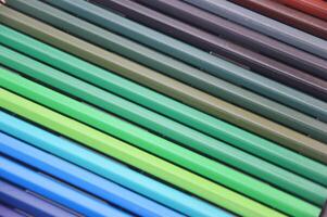 Hintergrund mit ein schön Überleitung von Blau, Grün, braun Farben von farbig Bleistifte. viele anders Schattierungen. foto