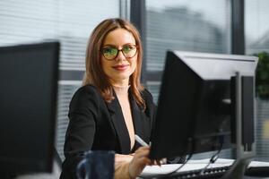 Porträt von lächelnd modern Geschäft Frau im Büro foto