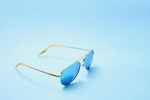 schön trendig Sonnenbrille auf ein klassisch Blau Pantone Farbe von das Jahr Hintergrund foto