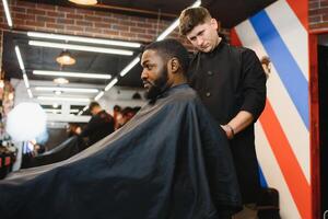 jung Afroamerikaner Mann Besuch Friseur foto