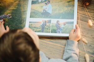 Luxus hölzern Foto Buch auf natürlich Hintergrund. Familie Erinnerungen Fotobuch. speichern Ihre Sommer- Ferien Erinnerungen.