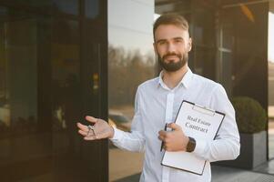 Geschäftsmann oder echt Nachlass Agent bereit zu diskutieren Geschäft und steht gegen Neu Gebäude foto