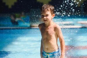 Junge ist im das Wasser Park. foto