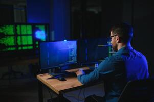 Programmierer Arbeiten beim Schreibtisch im Büro foto