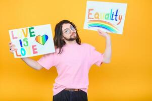 Hände von Fröhlich Mann halten lgbt Banner auf Regenbogen Flagge Hintergrund lgbt Symbol foto