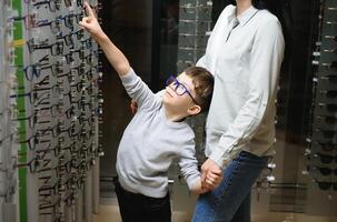 Mutter mit süß Sohn. Familie Kaufen Brille. foto