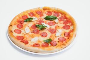 gemischt Pizza von oben isoliert auf Weiß Hintergrund Ausschnitt Pfad inbegriffen. foto