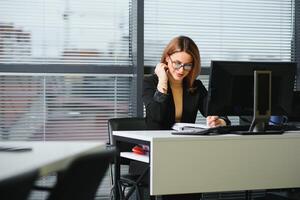 Porträt von erfolgreich weiblich Sitzung im Büro foto