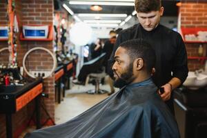 jung Afroamerikaner Mann Besuch Friseur foto