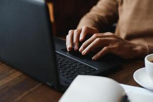 Wissen, Lernen, Bildung und Technologie. beiläufig gekleidet fleißig ein Student mit afro Frisur lösen mathematisch Probleme, Sitzung beim Cafe Tabelle mit Lehrbücher und elektronisch Gerät. foto