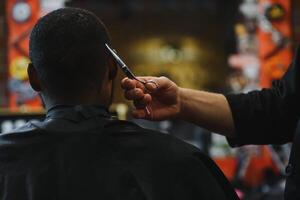 schwarz Mann im das Friseurladen. süß schwarz Mann macht ein Haarschnitt im das afrikanisch Salon. Haar Stil. Haarschnitt zum Erwachsene. foto