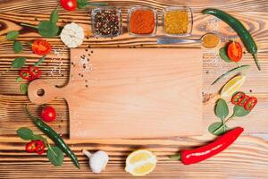 Komposition mit hölzern Tafel und Zutaten zum Kochen auf Tabelle foto