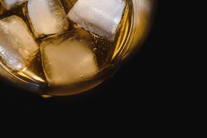 Glas von Scotch Whiskey und Eis Über schwarz Hintergrund foto