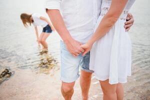 süß glücklich Familie haben Spaß auf Luxus tropisch Erholungsort, Sommer- Feiertage, Liebe Konzept foto