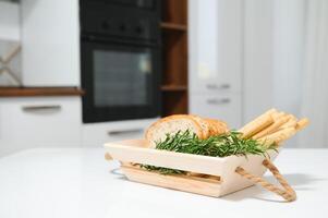 Kunst hölzern Teller zum Speicherung Brot oder Gemüse im das Küche foto