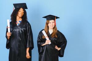 zwei jung Frauen feiern ihr Abschluss mit Diplome foto