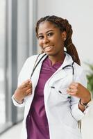 Porträt von afrikanisch weiblich Arzt beim Arbeitsplatz. foto