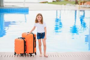 Mädchen mit Koffer durch das Schwimmbad im ein Luxus Hotel. Meer und Betrachtung, Reisen und entspannend Zeit Konzept. foto