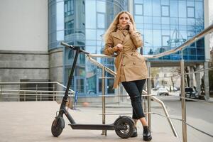 jung Frau auf Elektro Roller im Stadt. foto