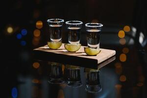 Tequila Schuss mit Limette . selektiv Fokus foto