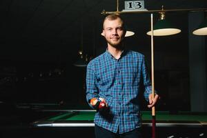 Porträt eines jungen Mannes, der Billard spielt foto