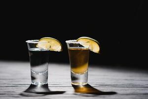 Mexikaner Tequila mit Limette und Salz- auf rustikal Holz Hintergrund. Raum zum Text. Konzept Luxus trinken. alkoholisch trinken Konzept. foto