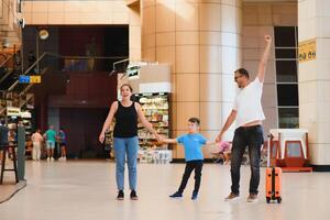 Porträt von Reisen Familie mit Koffer im Flughafen foto