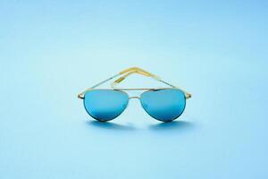 stilvoll Sonnenbrille auf ein Blau Hintergrund foto
