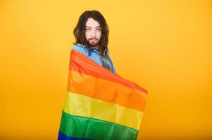 Jugend Transgender lgbt mit Regenbogen Flagge auf Schulter isoliert Farbe Hintergrund. Geschlecht Ausdruck Stolz und Gleichberechtigung Konzept. foto