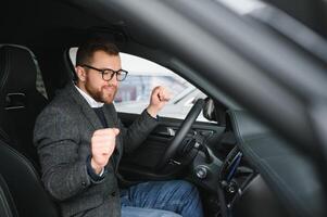 Mann Erwachsene Kunde männlich Käufer Klient trägt klassisch passen Weiß Hemd wählt Auto will zu Kaufen Neu Automobil berühren prüfen Auto im Ausstellungsraum Fahrzeug Salon Händler Geschäft Motor- Show drinnen. Der Umsatz Konzept foto