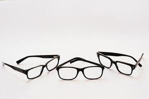 schwarz Brille auf ein Weiß Hintergrund, Hipster Stil, Plastik Rahmen, das Konzept von Arm Vision foto