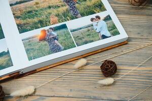 Prämie Foto Buch Familie, großartig Größe, hölzern Abdeckung, solide Seiten, Qualität Drucken.